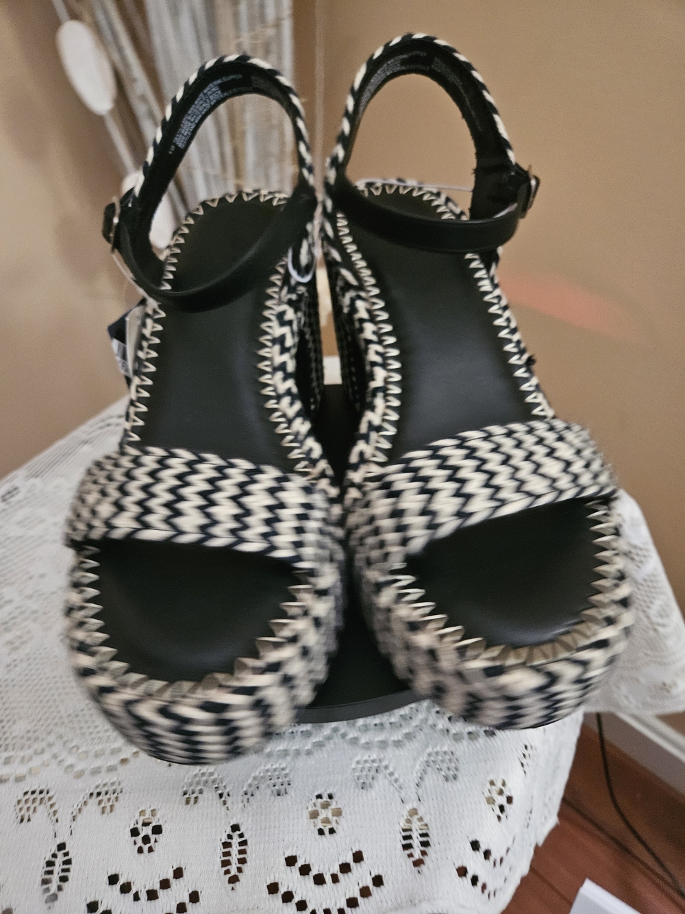 💞❣️Women Universal Thread Woven Zigzag  in Black and Natural - Size 10❤️💖